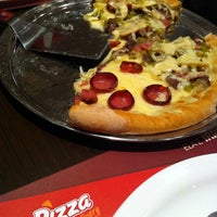 Foto tirada no(a) Lov Pizza por Patricia K. em 12/7/2012