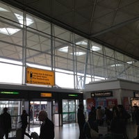 Foto diambil di London Stansted Airport (STN) oleh Matej K. pada 4/27/2013