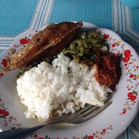 Photo taken at Rumah Makan Sedap Sari 1 by Githa P. on 11/11/2014