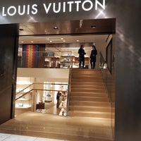 Photo taken at Louis Vuitton by ⓙⓤⓛⓘⓔ . on 11/24/2017