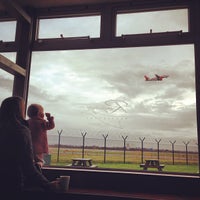 Das Foto wurde bei Manchester Airport Aviation Viewing Park von Jon am 12/30/2012 aufgenommen