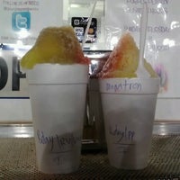 9/15/2012にBraden P.がPurple Penguin SnowCone Shackで撮った写真