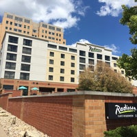 รูปภาพถ่ายที่ Radisson Quad City Plaza โดย Pamela W. เมื่อ 7/29/2017