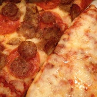 รูปภาพถ่ายที่ Ray&amp;#39;s Pizza โดย Remle M. เมื่อ 12/18/2012