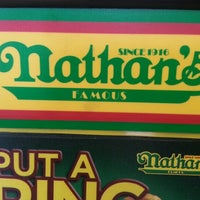 Foto scattata a Nathan&#39;s Famous da Prometheis  XIII P. il 9/29/2012