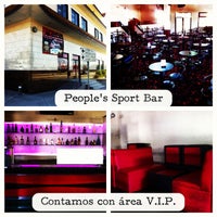 รูปภาพถ่ายที่ People&amp;#39;s Sport Bar โดย Raul M. เมื่อ 10/13/2012
