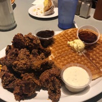Снимок сделан в Home of Chicken and Waffles пользователем Anton F. 2/4/2019