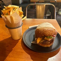 Снимок сделан в Roam Artisan Burgers пользователем Anton F. 8/6/2023