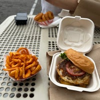 Foto diambil di Beep&#39;s Burgers oleh Anton F. pada 6/11/2023