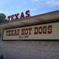 Foto tirada no(a) Texas Hot Dogs por John em 8/26/2013