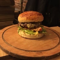 Foto diambil di Artı Burgerhouse oleh Bertan pada 3/24/2017