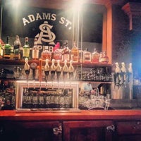 Das Foto wurde bei Adams Street Pub &amp;amp; Grill von Adam R. am 10/25/2013 aufgenommen