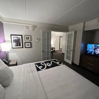 Foto diambil di La Quinta Inn &amp;amp; Suites Austin Airport oleh NICK S. pada 7/23/2022