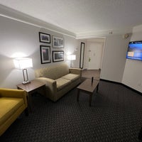 รูปภาพถ่ายที่ La Quinta Inn &amp;amp; Suites Austin Airport โดย NICK S. เมื่อ 7/23/2022