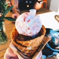Photo taken at Jeni&amp;#39;s Splendid Ice Creams by J N. on 9/22/2018