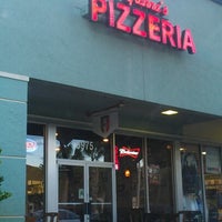 รูปภาพถ่ายที่ Gianna&amp;#39;s Pizza Center โดย Robin C. เมื่อ 9/19/2012