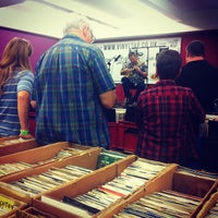 Photo prise au Vinyl Tap par Colin M. le9/13/2014