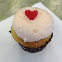 Снимок сделан в Misha&#39;s Cupcakes пользователем Claudia S. 10/24/2012