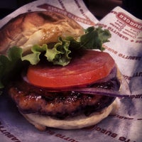 รูปภาพถ่ายที่ Gabutto Burger โดย rex c. เมื่อ 9/14/2012
