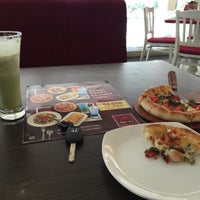 Photo taken at Pizza Hut by Haritso on 2/6/2015