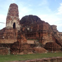 Photo taken at Wat Maha That by 🍭🍰🍪🍫🍒E a r n s u n g🍒🍫🍪🍰🍭 on 4/18/2013