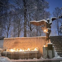 Photo taken at Menneiden sukupolvien ja muualla lepäävien muistolle -muistomerkki by Rasmus S. on 1/6/2022