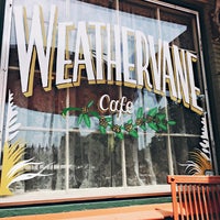 Foto tomada en Weathervane Cafe  por Josiah F. el 7/31/2016