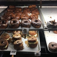 Foto tirada no(a) Glazed and Confuzed Donuts por Josiah F. em 8/6/2016