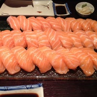 รูปภาพถ่ายที่ Fontana Sushi โดย Adam เมื่อ 5/12/2013