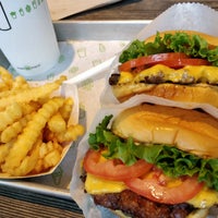 Photo taken at Shake Shack by Victor A. on 8/11/2018