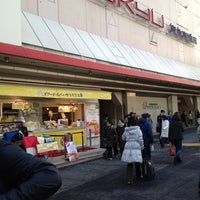 Photo taken at ビアードパパ (BEARD PAPA’S) 渋谷東急東横店 by niena on 1/12/2013