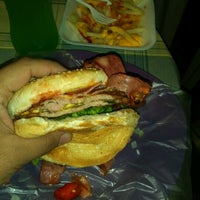 Снимок сделан в Xtreme Burger пользователем Dulio M. 11/24/2012