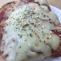 Das Foto wurde bei Ray&amp;#39;s Famous Original Pizza von George am 2/13/2018 aufgenommen