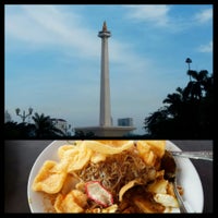 Photo taken at Jogging Track MONAS by ainul f. on 3/29/2015