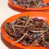 Photo taken at Hill Street Fried Kway Teow by Jonathan L. on 8/24/2019