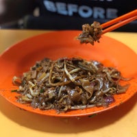 Photo taken at Hill Street Fried Kway Teow by Jonathan L. on 7/1/2018