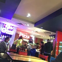 Photo taken at Pizza Hut by Tsvetomir Iliev C. on 12/2/2017