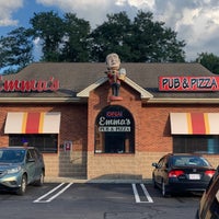 Foto diambil di Emma&amp;#39;s Pub &amp;amp; Pizza oleh Donna R. pada 8/24/2022