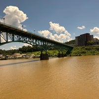 Foto diambil di Calhoun&amp;#39;s on the River oleh Donna R. pada 8/17/2023