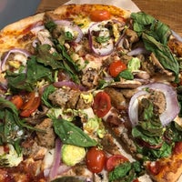 Снимок сделан в Blaze Pizza пользователем Jessie J. 2/9/2019