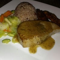 รูปภาพถ่ายที่ Sattdown Jamaican Grill โดย Dino C. เมื่อ 5/11/2013