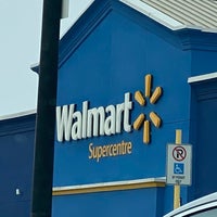 Foto tirada no(a) Walmart Supercentre por Samson C. em 3/5/2022