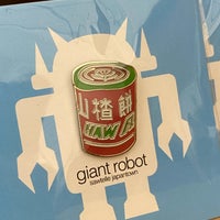รูปภาพถ่ายที่ Giant Robot Store โดย Samson C. เมื่อ 12/31/2022