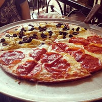 รูปภาพถ่ายที่ Radio City Pizza โดย Deanna Z. เมื่อ 6/14/2013