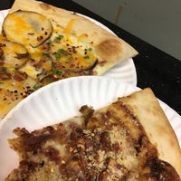 Foto scattata a Slices Pizza da Jooules I. il 9/23/2017