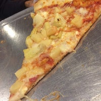 Foto diambil di Gus&amp;#39;s New York Style Pizza oleh Jooules I. pada 1/23/2017