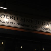 รูปภาพถ่ายที่ Kolbo Fine Judaica Gallery โดย Joel เมื่อ 11/4/2012
