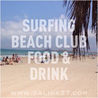 Foto tomada en Surfing Beach Club FOOD &amp;amp; DRINK  por Salida27 T. el 7/4/2013