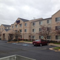 Foto diambil di Fairfield Inn &amp;amp; Suites Fredericksburg oleh Jeannette L. pada 11/15/2012