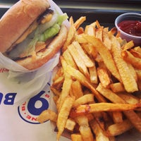 10/14/2013 tarihinde Csilla J.ziyaretçi tarafından Blue 9 Burger'de çekilen fotoğraf